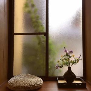 Shimmachidōri百合の家的花瓶,坐在窗边的桌子上