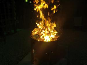 PortglenoneAughnahoy Staycations Portglenone的火在晚上的锅里燃烧
