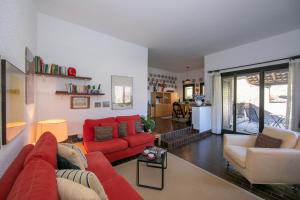 GigneseResidenza La Parusciola的客厅配有红色的沙发和椅子