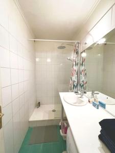 巴黎Cozy 1BR in the Heart Of Paris的白色的浴室设有水槽和浴缸。