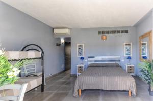 帕劳Bassa Prua的一间卧室配有一张床和两张双层床。