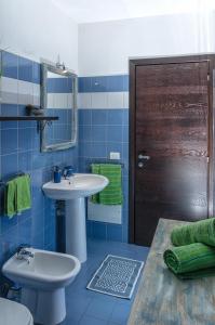 帕劳Bassa Prua的蓝色的浴室设有水槽和卫生间