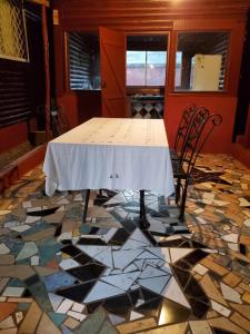 贝岛Bungalow Chez Mouch Nosy Be 7的一张桌子和椅子,铺有马赛克瓷砖