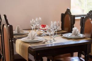 塞洛里库达贝拉米拉塞拉酒店的木桌,带玻璃杯和盘子及餐巾