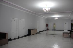 PanjakentHostel Asham的大房间设有白色的墙壁和吊灯