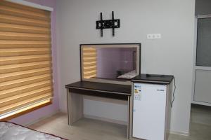 PanjakentHostel Asham的客房设有带微波炉和冰箱的桌子。