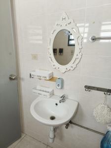 怡保perdana homestay的白色的浴室设有水槽和镜子