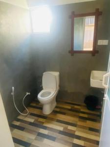 阿杭格默Charle's House Ahangama的一间带卫生间和水槽的浴室