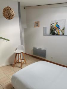 瓦朗索尔La Provençale ..的配有床、椅子和散热器的房间