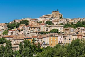 瓦朗索尔La Provençale ..的山丘上的小镇,上面有房子