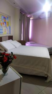 热基耶Hotel Rio Branco的卧室配有一张大白色的床和桌子