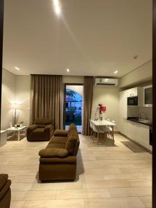 塞拉莱Wonderful Ground Studio - Hawana Salalah Resort的带沙发和桌子的大客厅