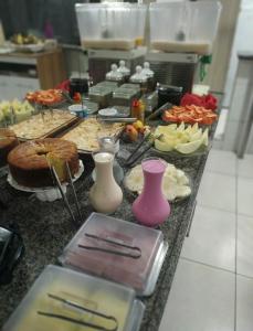热基耶Hotel Rio Branco的厨房里的柜台上的自助餐