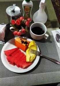 热基耶Hotel Rio Branco的桌上有叉子的果盘