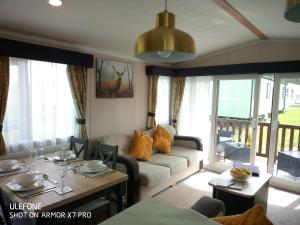 大雅茅斯Stag Lodge的客厅配有沙发和桌子