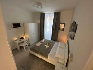 罗马Soft rooms ROMA CENTRO Guest house affittacamere的一间小卧室,配有一张床和一张书桌