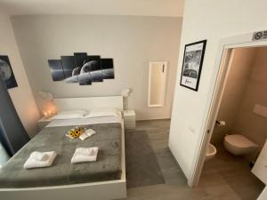 罗马Soft rooms ROMA CENTRO Guest house affittacamere的一间带床的小卧室和一间浴室