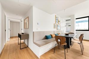 里斯本Mirabilis Apartments - LX Living的客厅配有沙发和桌子