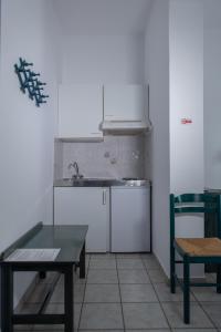 提诺斯Soula Rooms Tinos的厨房配有桌子、水槽和台面