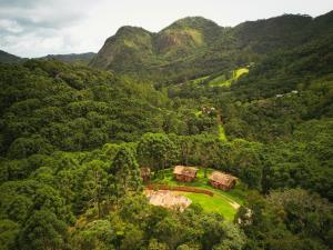 贡萨尔维斯Pousada Casa Campestre的享有山谷的空中美景和山景