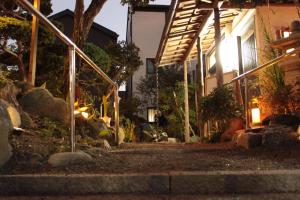茅崎市Rental villa Saya - Vacation STAY 85439v的夜晚有灯的房子