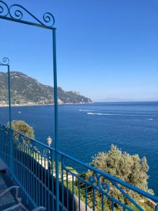 阿马尔菲Casa Gargano Ravello Amalfi Coast的阳台享有海景。