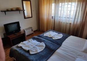 班斯科Family 2 bed Apartment in Bansko的酒店客房,配有带毛巾的床