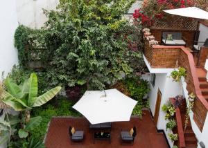 利马Lima 18 Boutique的花园的顶部景色,花园内种有植物,配有遮阳伞