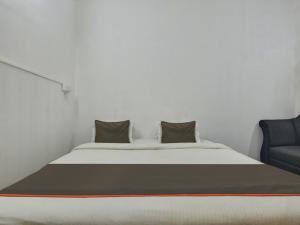 尼禄Collection O Goa Savera Holiday Homes的一张床上有两个枕头的房间