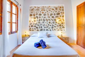 福纳卢奇Casita de Montaña cerca del mar的一间卧室配有一张带蓝色毛巾的床