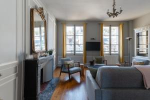 翁弗勒尔克洛斯维瑞恩公寓酒店的带沙发和壁炉的客厅