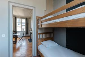 翁弗勒尔克洛斯维瑞恩公寓酒店的一间卧室配有双层床和书桌