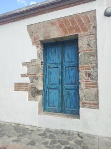 危地马拉安地瓜Blue Moon Hostel的建筑物一侧的蓝色门