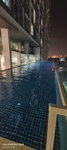 Bang Su中央车站附近的帮松丽景28.887/D的一座建筑物中间的游泳池