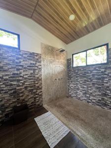 曼努埃尔安东尼奥Villas In Sueño Private Jungle Hotel的砖墙间的一个淋浴