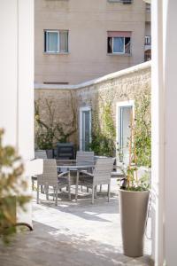 帕福斯Royal Stay Luxury Homes的一个带桌椅的庭院和一座建筑