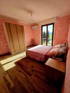 佩拉戈Guest House Fantaccini的一间卧室设有一张大床和一个窗户。