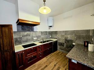 佩拉戈Guest House Fantaccini的厨房配有水槽和台面