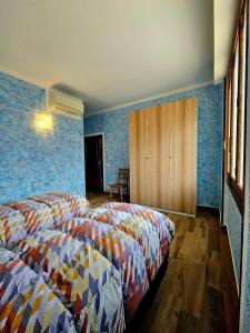 佩拉戈Guest House Fantaccini的蓝色墙壁客房的两张床