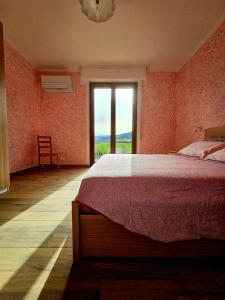 佩拉戈Guest House Fantaccini的一间卧室设有一张大床和一个大窗户