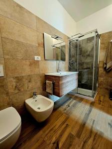 佩拉戈Guest House Fantaccini的浴室配有卫生间、盥洗盆和淋浴。
