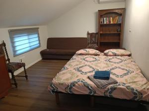 Gan Nerכוכב הגלבוע的一间卧室配有一张床和一张沙发