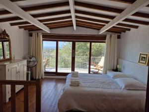 塞特港Villa Clarté Sète的一间卧室设有一张大床和一个大窗户