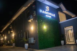 拉各斯Baseville Hotel的建筑的侧面有标志