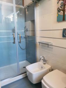 阿里恰Casetta panoramica Ariccia的带淋浴、卫生间和盥洗盆的浴室