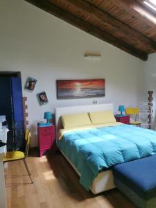 阿里恰Casetta panoramica Ariccia的一间卧室配有一张带蓝色棉被的床