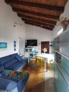 阿里恰Casetta panoramica Ariccia的客厅配有蓝色的沙发和桌子