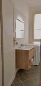 西尼斯科拉Green House的白色的浴室设有浴缸和水槽。