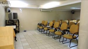 瓦拉达里斯州长市HOTEL PRINCIPE的一间设有一排椅子和电视的房间