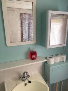 OudehaskeAqua Beach House的一间带水槽和镜子的浴室